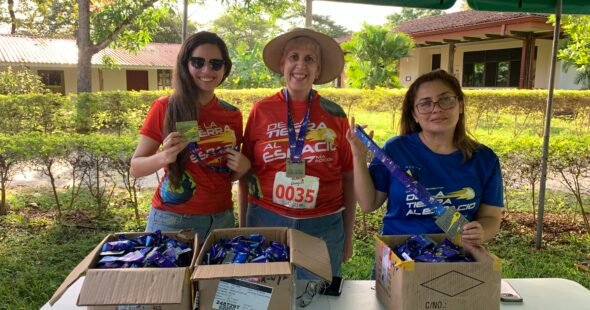 Tres personas voluntarias de la Asociación Liberia Nueva